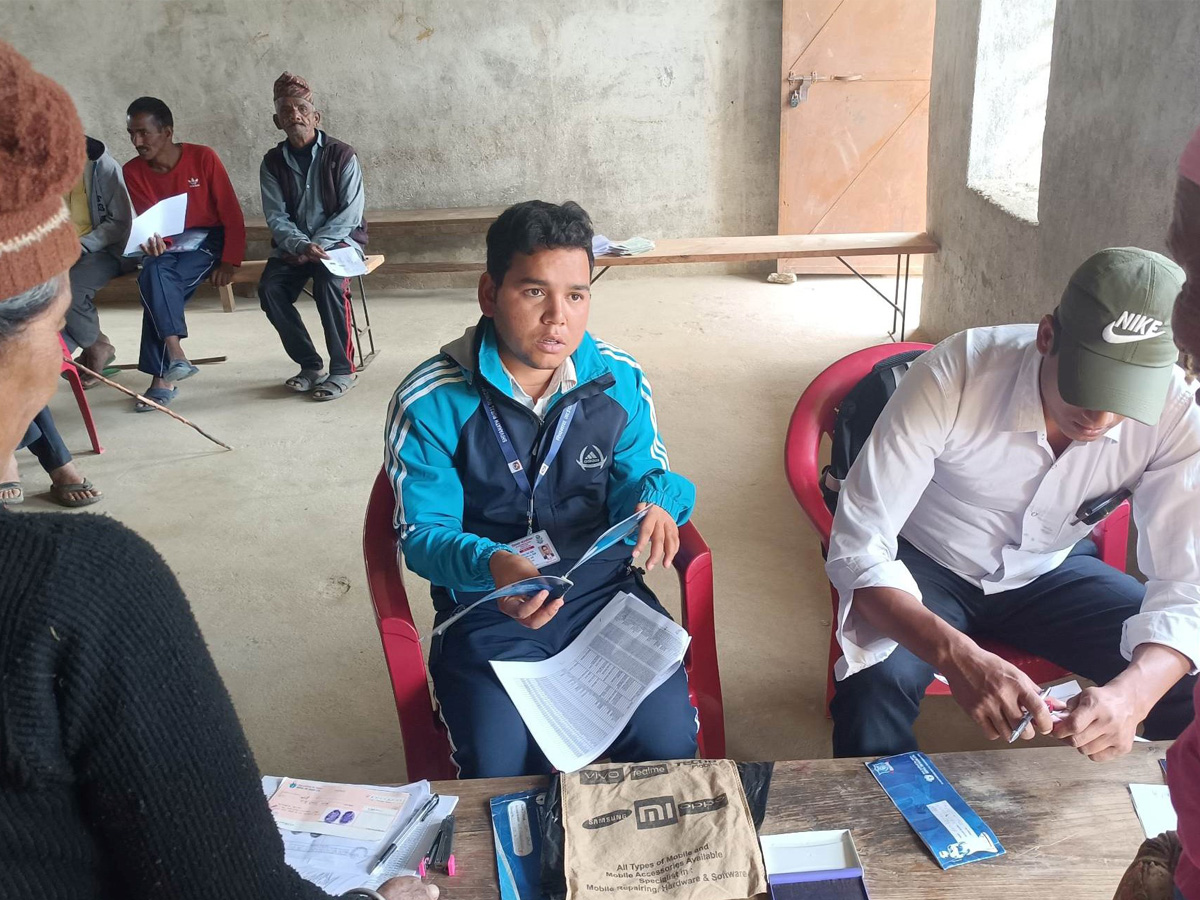 बैतडीको शिवनाथले गाउँमै पुगेर सामाजिक सुरक्षा भत्ता वितरण गर्दै 